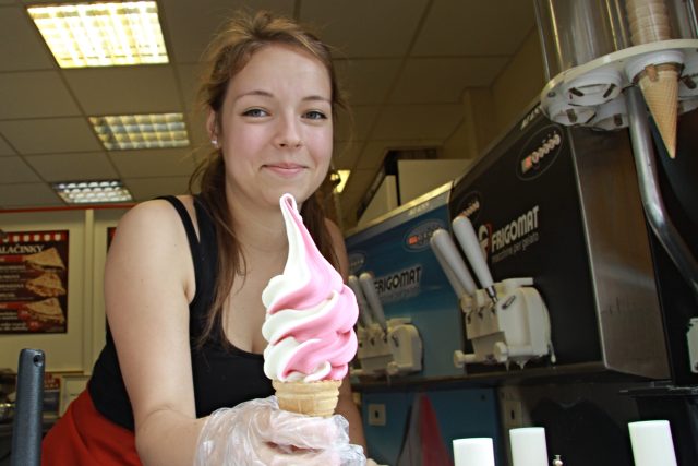 Letní brigáda. Prodavačka točené zmrzliny | foto: Profimedia
