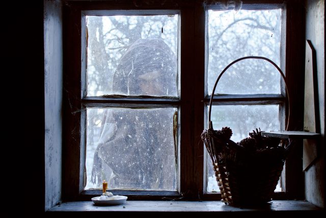 Silueta za oknem,  zima,  sníh,  Vánoce,  staré časy  (ilustrační foto) | foto: Profimedia