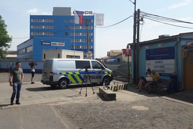 Policie zasahuje před lounskou firmou Heavy Machinery | foto: Libor Želinský