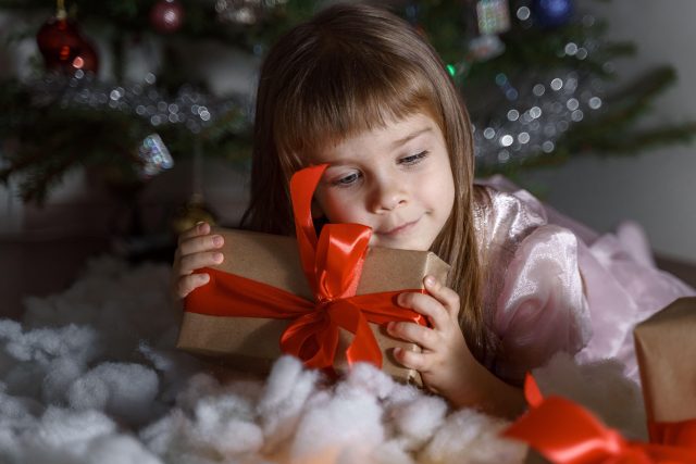 Holčička s vánočním dárkem  (ilustr. foto) | foto: Profimedia