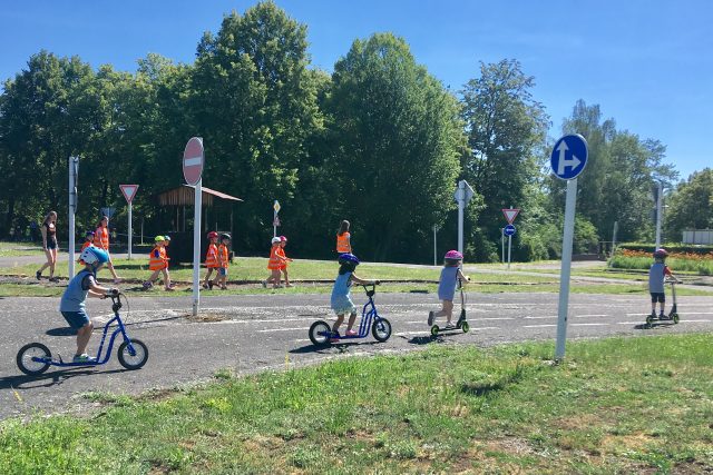 Budoucí prvňáčci se v Mostě učí pravidla silničního provozu | foto: Jan Beneš,  Český rozhlas