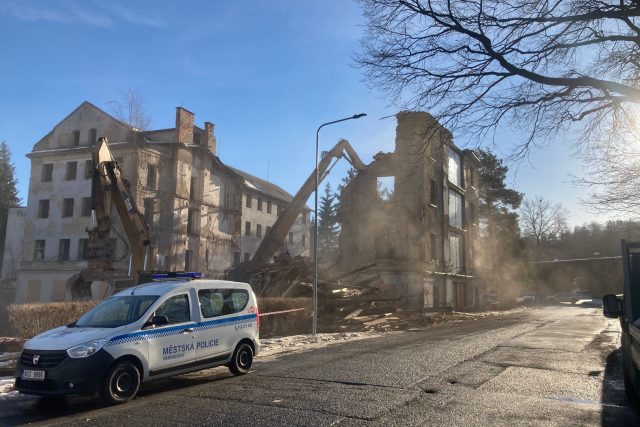Ve Varnsdorfu na Děčínsku začala demolice budovy bývalé ubytovny | foto: Daniela Pilařová,  Český rozhlas