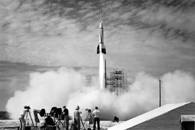 Start první americké rakety z floridského mysu Canaveral dne 24. července 1950. Dvoustupňový Bumper 8 sestával z americké střely JPL WAC Corporal,  která seděla na špičce rakety V-2,  zkonstruované za války týmem německých vědců Wernhera von Brauna | foto: NASA