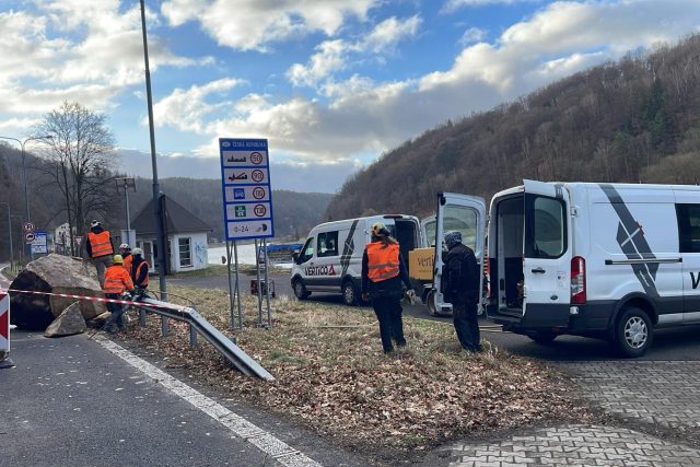 Ve Hřensku začala odborná firma pracovat na odstranění pískovcového bloku,  který se 24. ledna zřítil na silnici | foto: Robin Röhrich