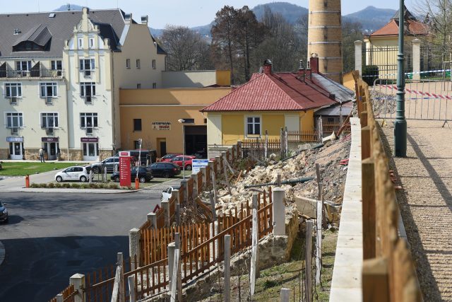 Zřícená zeď u zámku v Děčíně | foto: Ondřej Bičiště,  MAFRA / Profimedia