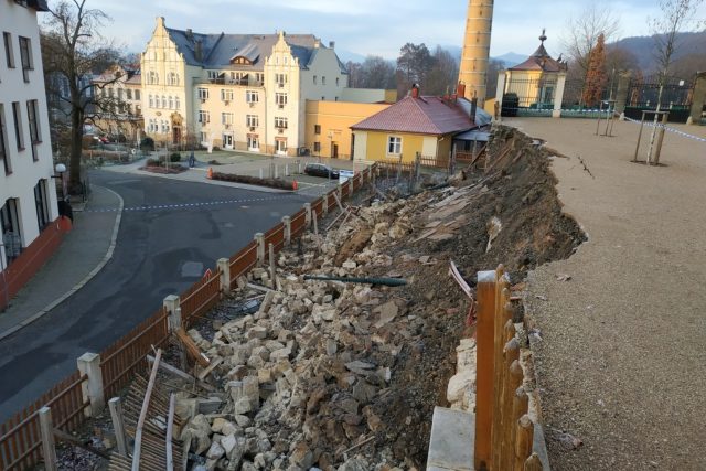 V Děčíně se zřítila opěrná zeď u zámecké sýpky | foto:  Magistrát města Děčína,  ČTK