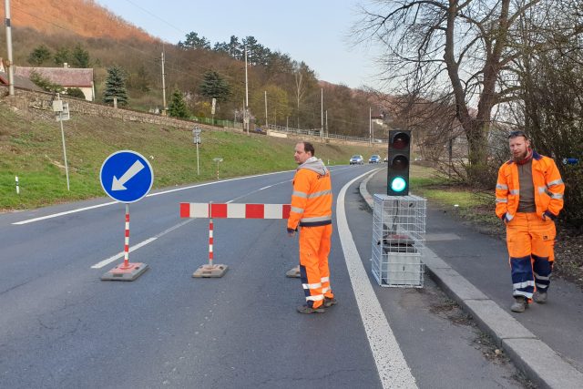 Silnici I/30 z Ústí nad Labem do Lovosic silničáři postupně opravují | foto: Jan Bachorík,  Český rozhlas