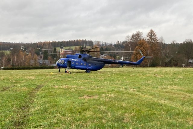 Těžba dřeva v NP České Švýcarsko pomocí vrtulníku | foto: Daniela Pilařová,  Český rozhlas