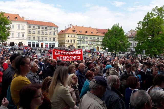 Lidé protestující proti prodeji provozu litoměřické nemocnice zaplnili náměstí | foto: Libor Želinský