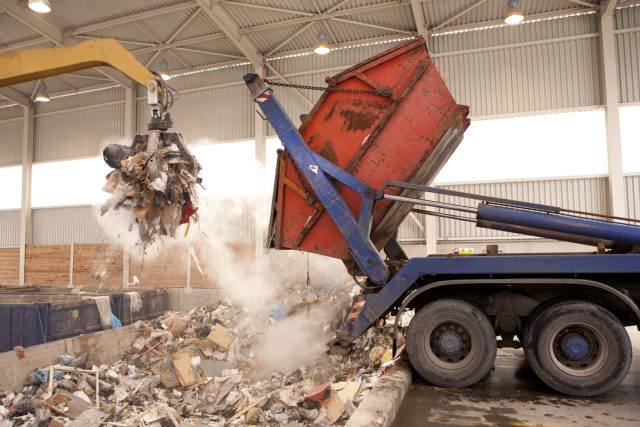 Vysypávání velkoobjemového kontejneru  (ilustr. foto) | foto: Shutterstock