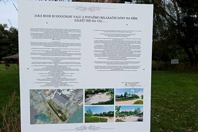 Informační tabule o plánech majitele zámku v Blšanech | foto: Jana Vitásková,  Český rozhlas