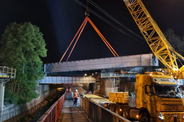 Usazení nového železničního mostu nad Střeleckou ulicí v Ústí nad Labem | foto: Jan Bachorík,  Český rozhlas