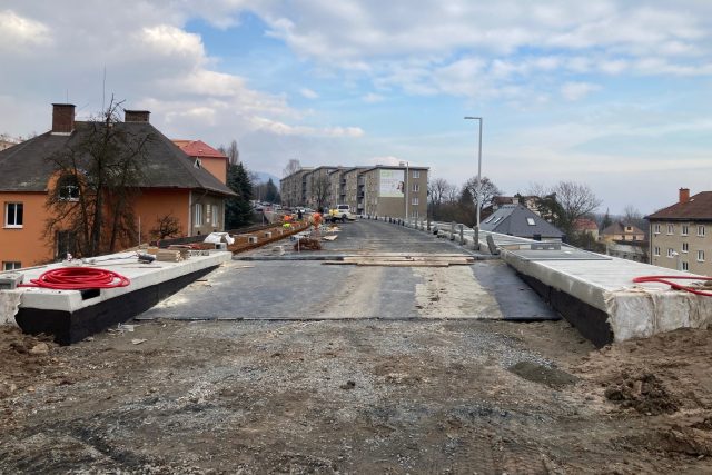 Stavba silničního mostu v Litvínově bude díky mírné zimě hotová o několik měsíců dříve | foto: Jan Beneš,  Český rozhlas