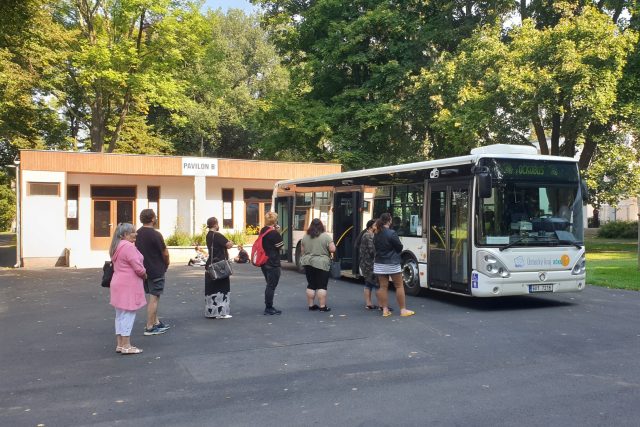 Speciální očkovací autobus Krajské zdravotní jezdí na různá místa v Ústeckém kraji | foto: Jan Bachorík,  Český rozhlas
