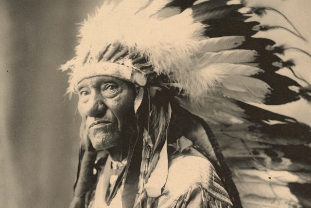 Náčelník Malá rána  (Little Wound) ze siouxského kmene Ogalalla,  snímek z roku 1898 | foto: Boston Public Library,  Unsplash,  Licence Unsplash