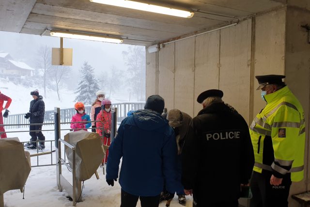 Skiareál Telnice zůstal zavřený,  provozovateli domluvili policisté | foto: Jan Bachorík,  Český rozhlas