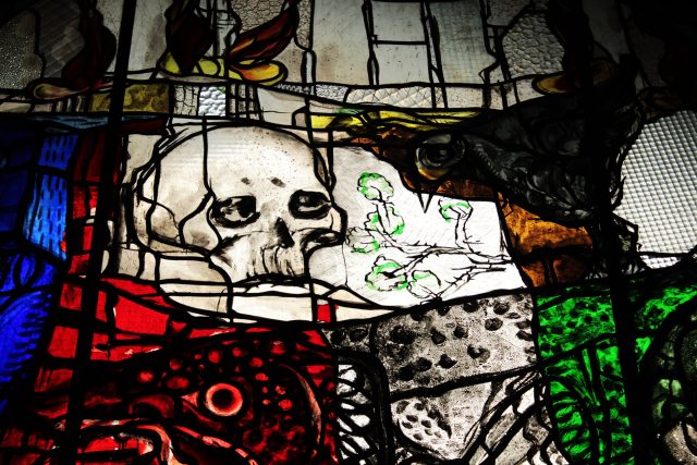 Tanec smrti. Detail vitráže kostela Panny Marie v německém Lübecku | foto: Pixabay,  CC0 1.0