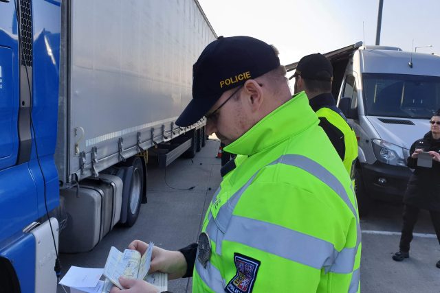 Policisté s celníky kontrolují,  zda v kamionech necestují nelegální migranti | foto: Jan Bachorík,  Český rozhlas