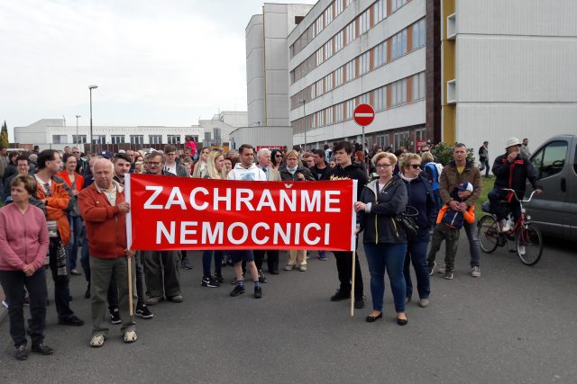 Lidé protestují před litoměřickou nemocnicí | foto: Libor Želinský