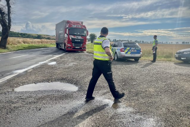 Dodržování zákazu vjezdu pro vozidla nad 6 tun do Staňkovic kontrolují policisté | foto: Robin Röhrich