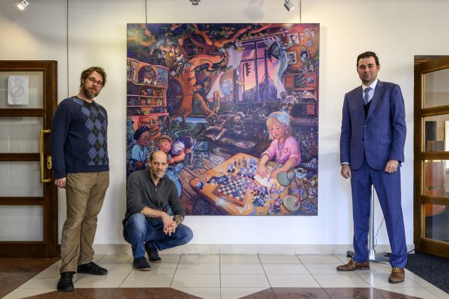 Adam Windsor  (vlevo) a Václav Kovář  (uprostřed) společně s náměstkem primátora Martinem Poštou před obrazem Děčín je Děčín | foto: Ondřej Hájek,  ČTK