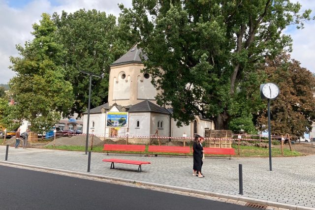 Římskokatolická farnost začala na vlastní pěst s obnovou parku na Husově náměstí v Děčíně | foto: Daniela Pilařová,  Český rozhlas