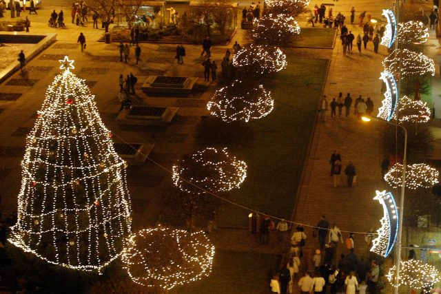 Vánočně nasvícené Lidické náměstí v Ústí nad Labem | foto: Iveta Lhotská,  MAFRA / Profimedia