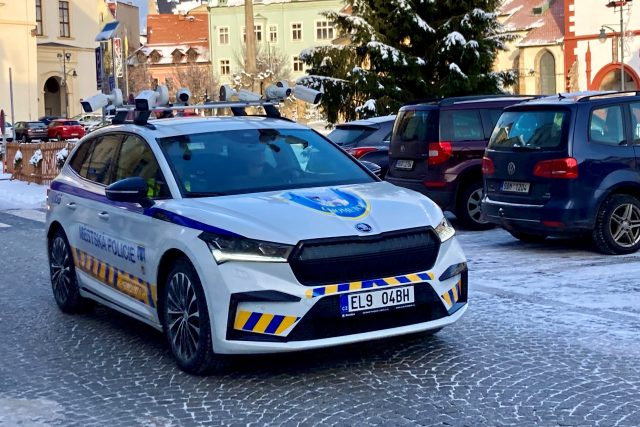 Strážníci v Chomutově testují nové vozidlo s kamerami,  které hlásí vozidla s nezaplaceným parkováním | foto: Jan Beneš,  Český rozhlas