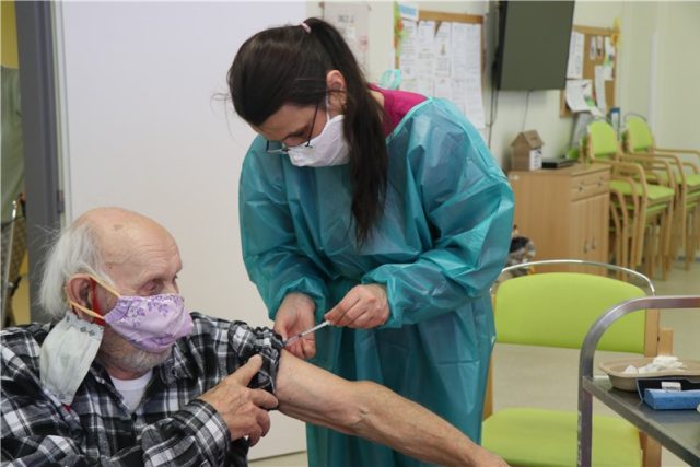 Očkování v domově seniorů na Severní Terase v Ústí nad Labem | foto: Petr Sochůrek,  Krajská zdravotní