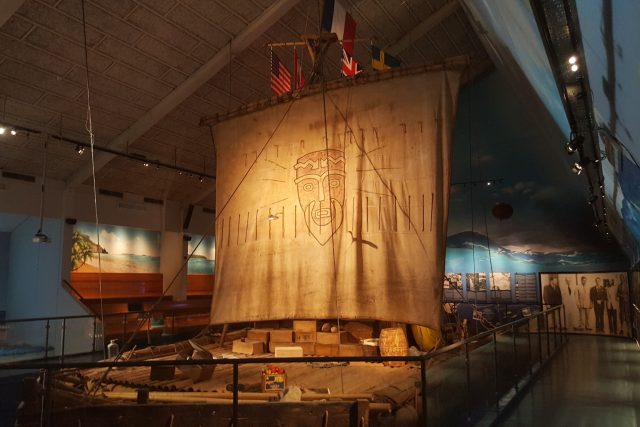 Vor Kon-Tiki v muzeu v Oslu. Thor Heyerdahl ho postavil z balsového dřeva podle primitivní aztécké konstrukce - a přeplul na něm Tichý oceán. | foto: Matěj Štýs,  Český rozhlas,  Český rozhlas