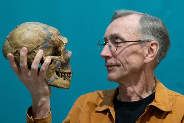 Švédský biolog a odborník na evoluční genetiku Svante Pääbo s replikou lebky neandrtálce | foto: Profimedia
