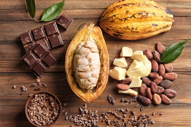Kakaový lusk v sobě ukývá boby,  ze kterých se vyrábí čokoláda | foto: Shutterstock