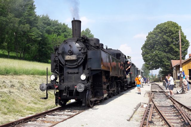 Vlak s parní lokomotivou v cíli,  na nádraží v Zubrnicích | foto: Jan Bachorík,  Český rozhlas