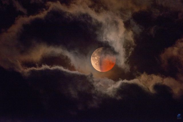 Na obloze můžeme pozorovoat zatmnění Měsíce  | foto: Zdeněk Bardon