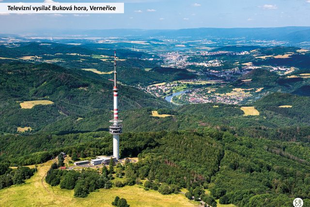 Vysílač Buková hora je jedním z nejvyšších českých vysílačů. Jde o nejvyšší betonovou stavbou v Česku. V původním projektu byla plánována v horním patře prstence vyhlídková restaurace | foto: Společnost CBS Nakladatelství s. r. o.