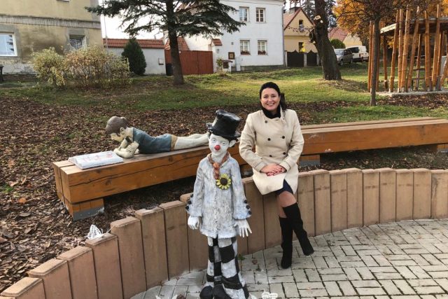 Náves v Hrobčicích oživila kašna i postavičky  | foto: Obecní úřad Hrobčice