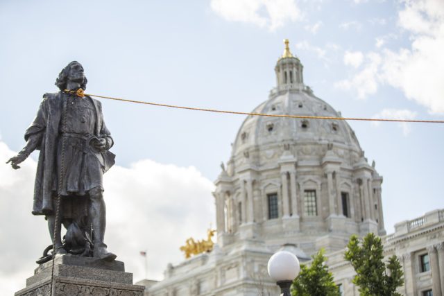 Socha Kryštofa Kolumba v americkém státě Minnesota před sídlem tamní vlády | foto: Chris Juhn,  ČTK/ZUMA,  ČTK