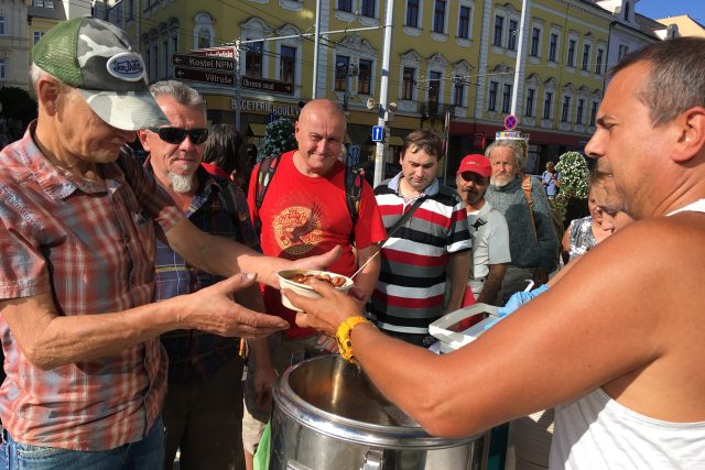 Dobrovolníci v Ústí nad Labem rozdávají jednou týdně jídlo potřebným  | foto: Gabriela Hauptvogelová,  Český rozhlas