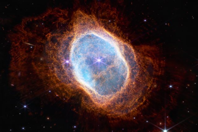 Webbův teleskop v minulosti zachytil také jasnou hvězdu ve středu planetární mlhoviny NGC 3132 | foto: AFP PHOTO / NASA / Profimedia