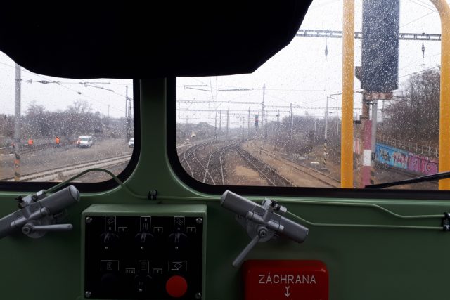 Pohled z lokomotivy na trakční vedení  (ilustr. obr.) | foto: Radek Duchoň,  Český rozhlas