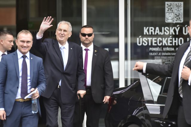 Prezident Miloš Zeman zahájil třídenní návštěvu Ústeckého kraje | foto: Ondřej Hájek,  ČTK