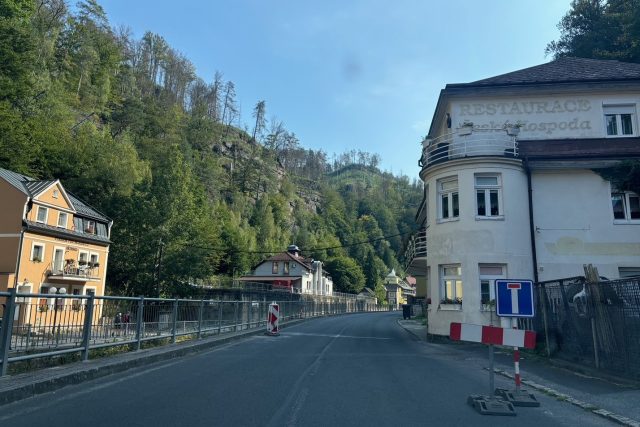 Kvůli nestabilnímu skalnímu masivu neprojedou řidiči centrem Hřenska | foto: Daniela Pilařová,  Český rozhlas