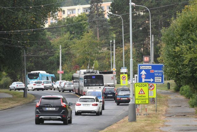 Oprava silnice Výstupní mezi Doběticemi a Krásným Březnem pokračuje | foto: Jan Šťastný,  ČTK