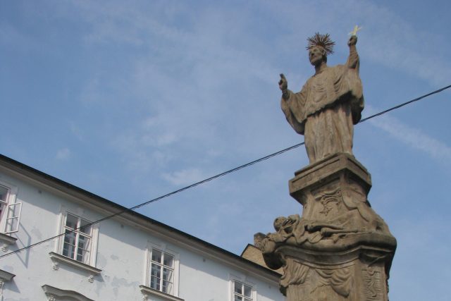 Socha sv. Františka Xaverského z roku 1717 připomíná konec morové epidemie ve městě | foto: město Krupka