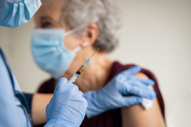Očkování seniorů  (ilustr. obr.) | foto: Shutterstock