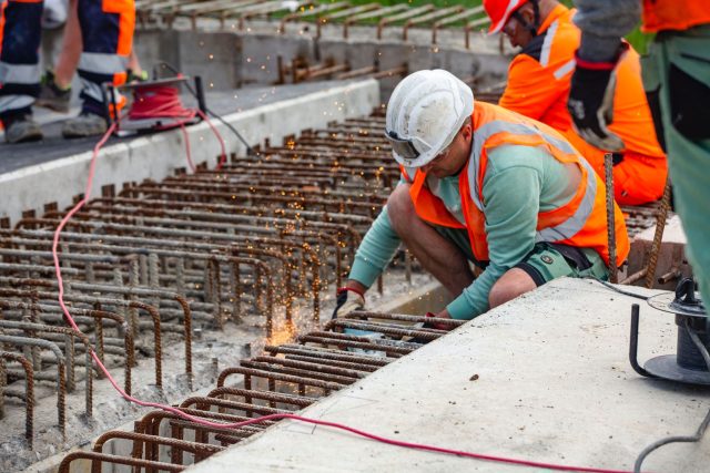 Dělníci na stavbě  (ilustr. foto) | foto: Robin Röhrich,  Český rozhlas