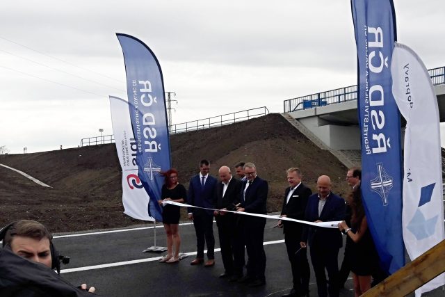 Slavnostní otevření nového úseku dálnice D7 mezi Bítozevsí a Postoloprty | foto: Jan Bachorík,  Český rozhlas