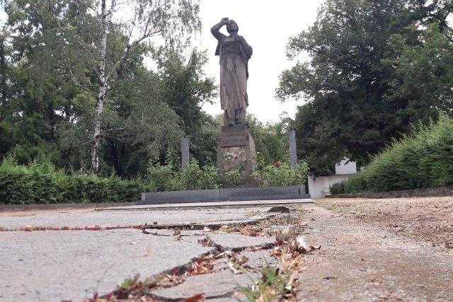 Pohled na památník obětem německého fašismu v Českém Malíně | foto: Libor Želinský