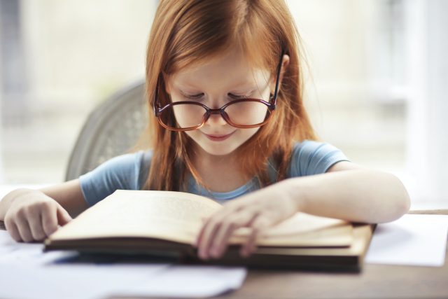 Dítě čte,  kniha. Ilustrační foto | foto: Pexels  (CC0)