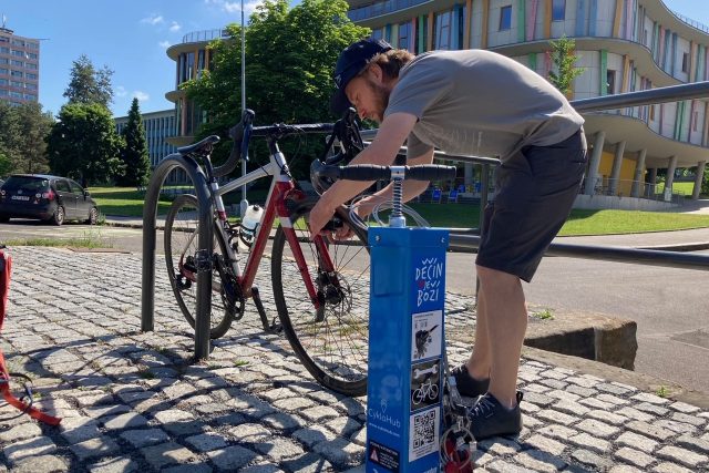 Cyklisté v Děčíně mají nově k dispozici cyklohub | foto: Daniela Pilařová,  Český rozhlas